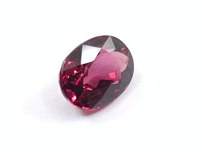 GRENAT purplish pink rhodolite VS , ovale...