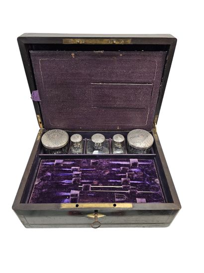 NECESSAIRE DE VOYAGE dans un coffret en bois...