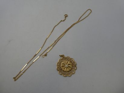 1 Pendant 18kt gold and pearl 3,29g 1 Chain...