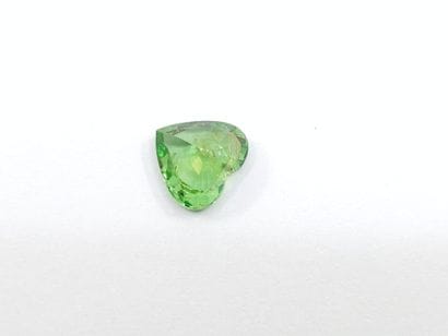 GRENAT heart-shaped tsavorite green, Tanzania,...