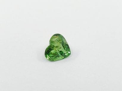 GRENAT heart-shaped tsavorite green, Tanzania,...
