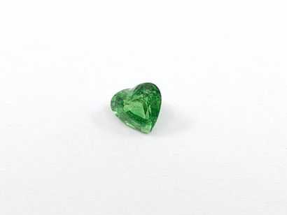 GRENAT tsavorite green en forme de cœur,...