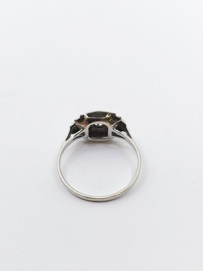 BAGUE en or gris et platine ornée d'une pierre...