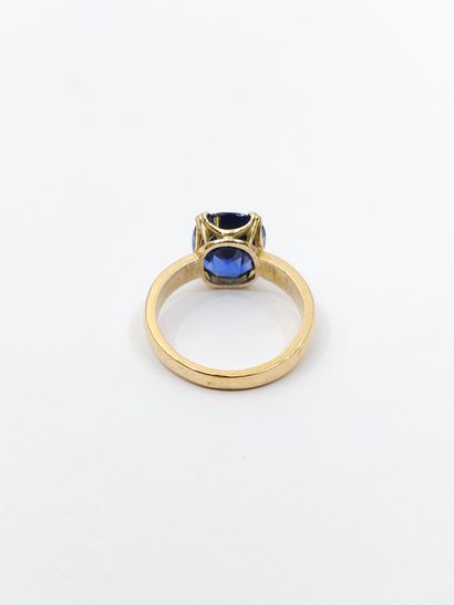 BAGUE en or jaune 750° ornée d'un saphir...