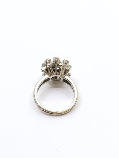 Daisy ring in 750° white gold set with nine...