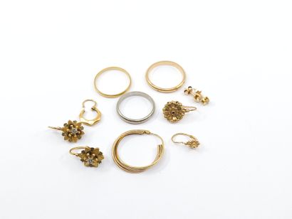 LOT of 750° gold including : 
Scrap earrings
Three...