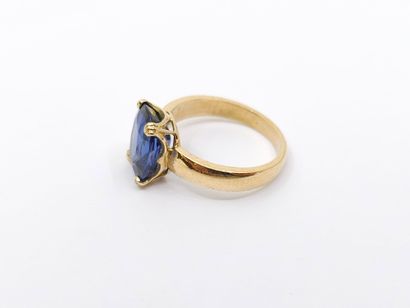 BAGUE en or jaune 750° ornée d'un saphir...