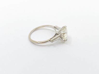 BAGUE en or gris 750° ornée d'un diamant...