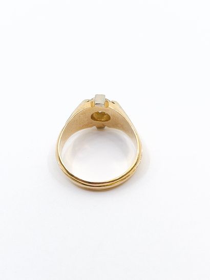 BAGUE en or deux tons 750° ornée d'un diamant...