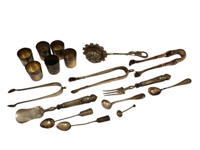 ENSEMBLE DE COUVERTS en argent comprenant...