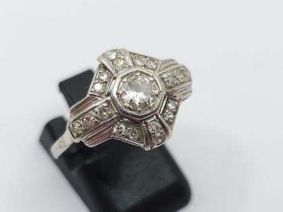 BAGUE en platine ornée de diamants 
Art déco...
