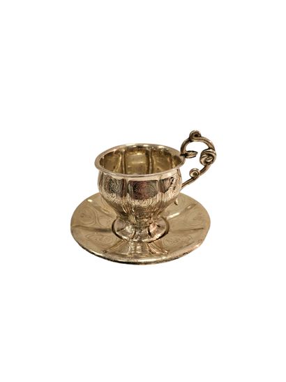 TASSE ET SOUS TASSE en argent de style rocaille,...