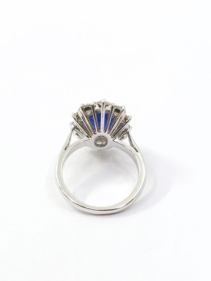 Daisy ring in 750° white gold set with a...