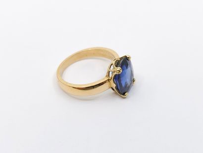 BAGUE en or jaune 750° ornée d'un saphir...