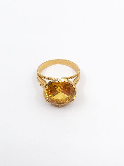 BAGUE en or jaune 750° ornée d'une citrine...