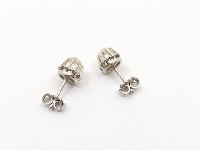 PAIRE de puces d'oreilles en or gris 750°...