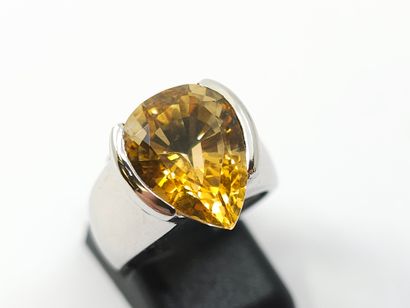 TRAVAIL MODERNE
Bague en or gris 750° ornée...