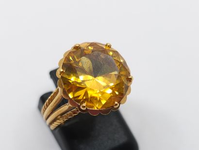 BAGUE en or jaune 750° ornée d'une citrine...