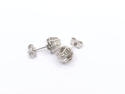 PAIRE de puces d'oreilles en or gris 750°...