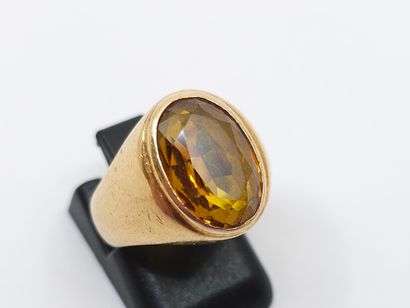 CHEVALIERE en or jaune 750° ornée d'une citrine...