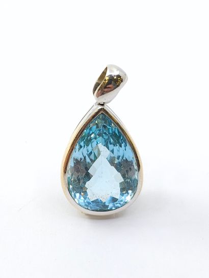 PENDENTIF en or gris 750° ornée d'une aigue-marine...