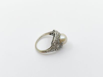 BAGUE en or gris 750° ornée d'une perle fine...
