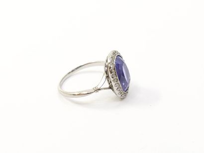BAGUE en platine ornée d'un saphir ovale...