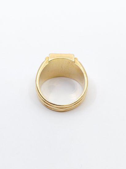 Yellow gold signet ring 750° monogrammed...