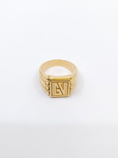Yellow gold signet ring 750° monogrammed...