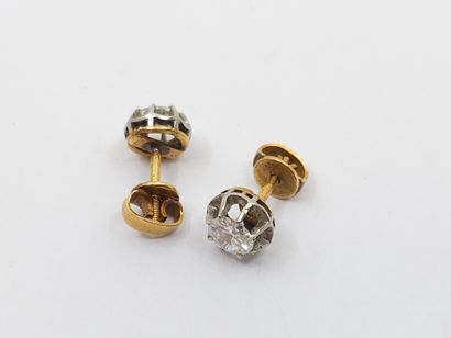 PAIRE de boutons en or deux tons 750° ornée...
