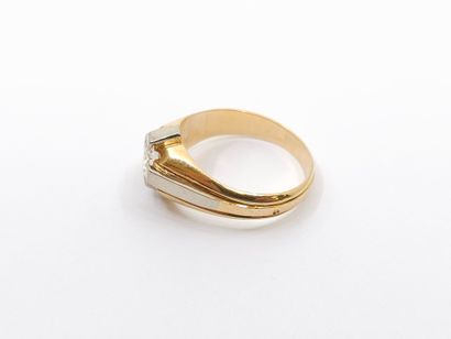 BAGUE en or deux tons 750° ornée d'un diamant...