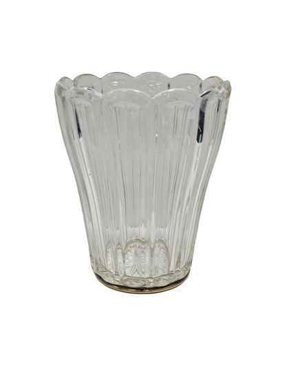 VASE en cristal godronné, cerclé en argent
Circa...