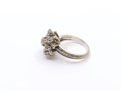 Daisy ring in 750° white gold set with nine...