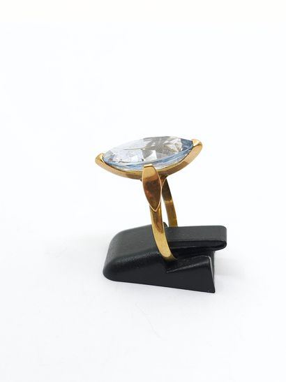 RING in yellow gold 750° set with an aquamarine...
