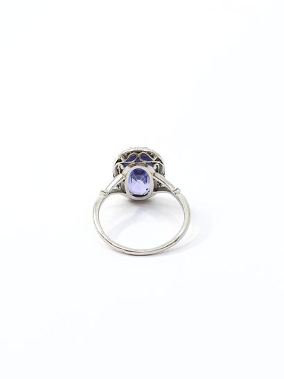 BAGUE en platine ornée d'un saphir ovale...