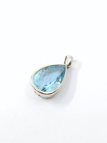 PENDENTIF en or gris 750° ornée d'une aigue-marine...