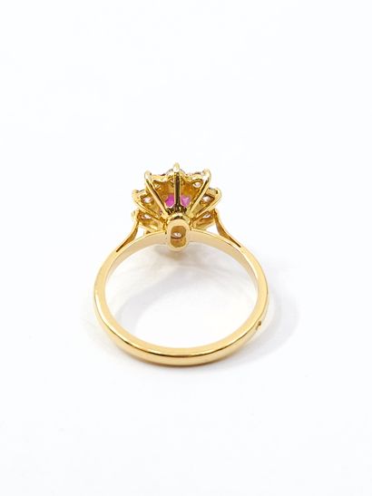 BAGUE marguerite en or jaune 750° ornée d'un...