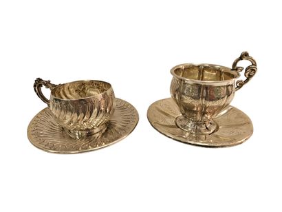 TASSE ET SOUS TASSE en argent de style rocaille,...