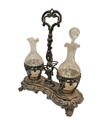 DEBAIN(1883-1911)
Huilier vinaigrier en argent...