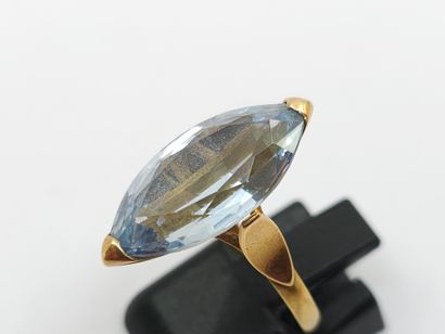 RING in yellow gold 750° set with an aquamarine...