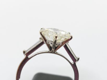 BAGUE en or gris 750° ornée d'un diamant...