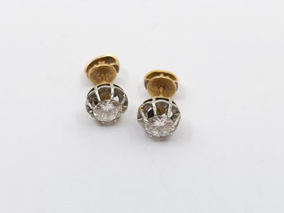PAIRE de boutons en or deux tons 750° ornée...
