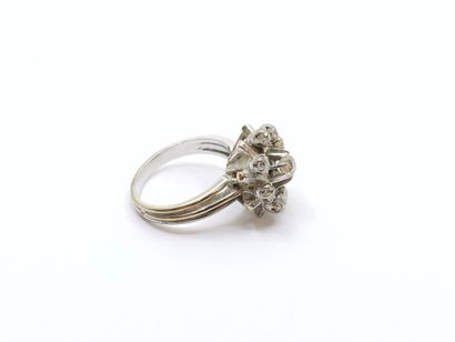 Daisy ring in 750° white gold set with nine...