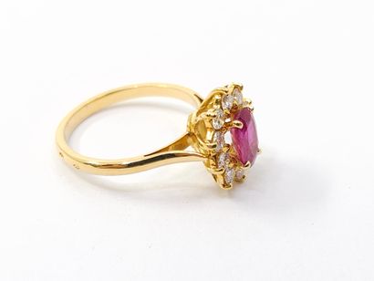 BAGUE marguerite en or jaune 750° ornée d'un...