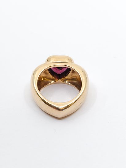 PIAGET
Bague cœur en or jaune 750° ornée...