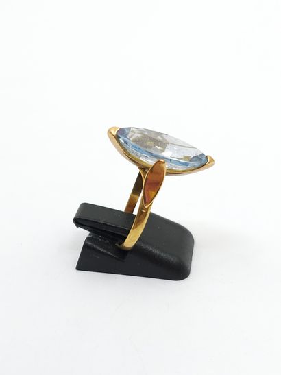 RING in yellow gold 750° set with an aquamarine...