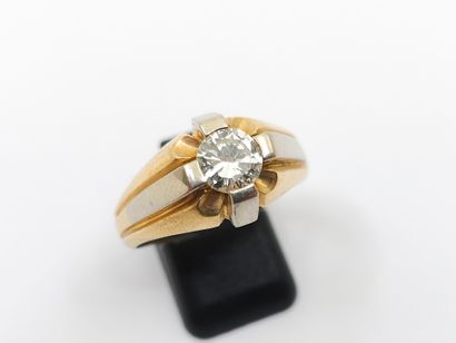BAGUE en or deux tons 750° ornée d'un diamant...