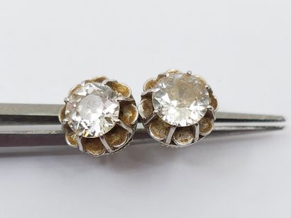 PAIRE de boutons d'oreilles en or gris 750°...
