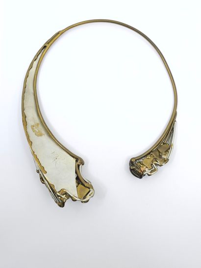 TORQUE NECKLACE in metal ending with accumulations
Designer's...