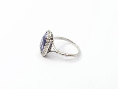 BAGUE en platine ornée d'un saphir ovale...